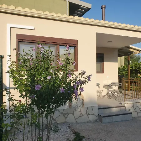 Backyard Apartment Kalligoni Exterior photo